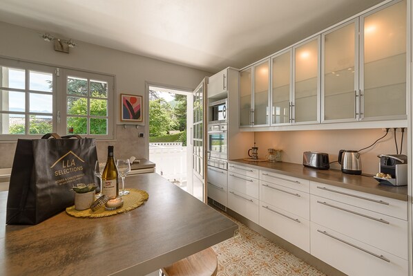 Réfrigérateur, micro-ondes, four, lave-vaisselle