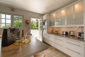 Kühlschrank, Mikrowelle, Ofen, Geschirrspüler