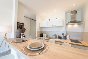 Fridge, microwave, oven, dishwasher - Studio Aurore - Charmant logement avec vue montagnes (Sévrier)