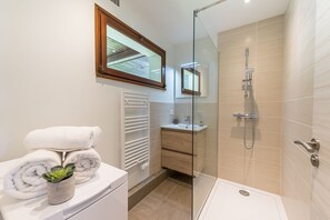 Kostenlose Toilettenartikel, Haartrockner, Handtücher