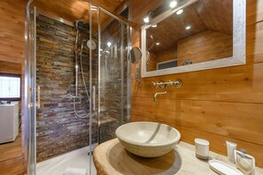 Kostenlose Toilettenartikel, Haartrockner, Handtücher