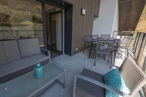 Outdoor dining - L'Elegance - Appartement de charme aux pieds de la montagne du Taillefer (Duingt)