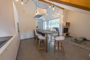 Dining - L'Elegance - Appartement de charme aux pieds de la montagne du Taillefer (Duingt)