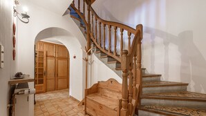Eine Holztreppe mit Handlauf, die zu einer Aussichtsplattform führt.