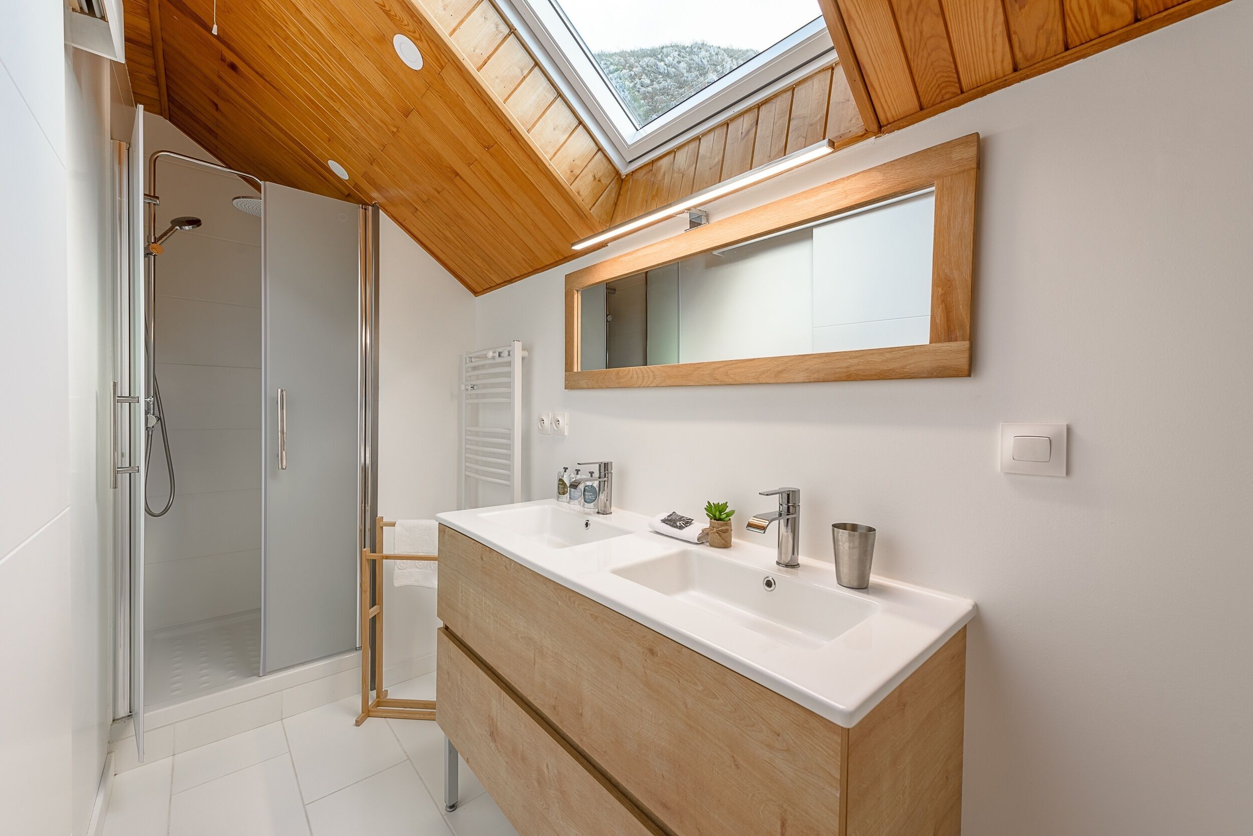 Articles de toilette gratuits, sèche-cheveux, serviettes fournies