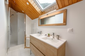Articles de toilette gratuits, sĂšche-cheveux, serviettes fournies