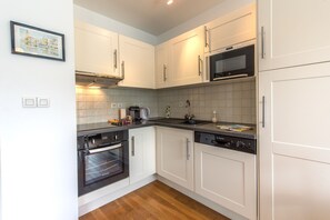 Jääkaappi, mikroaaltouuni, uuni, astianpesukone