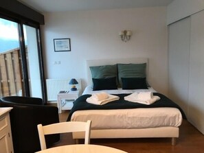 Silitysrauta/-lauta, ilmainen Wi-Fi, vuodevaatteet