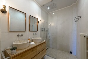 Kostenlose Toilettenartikel, Haartrockner, Handtücher