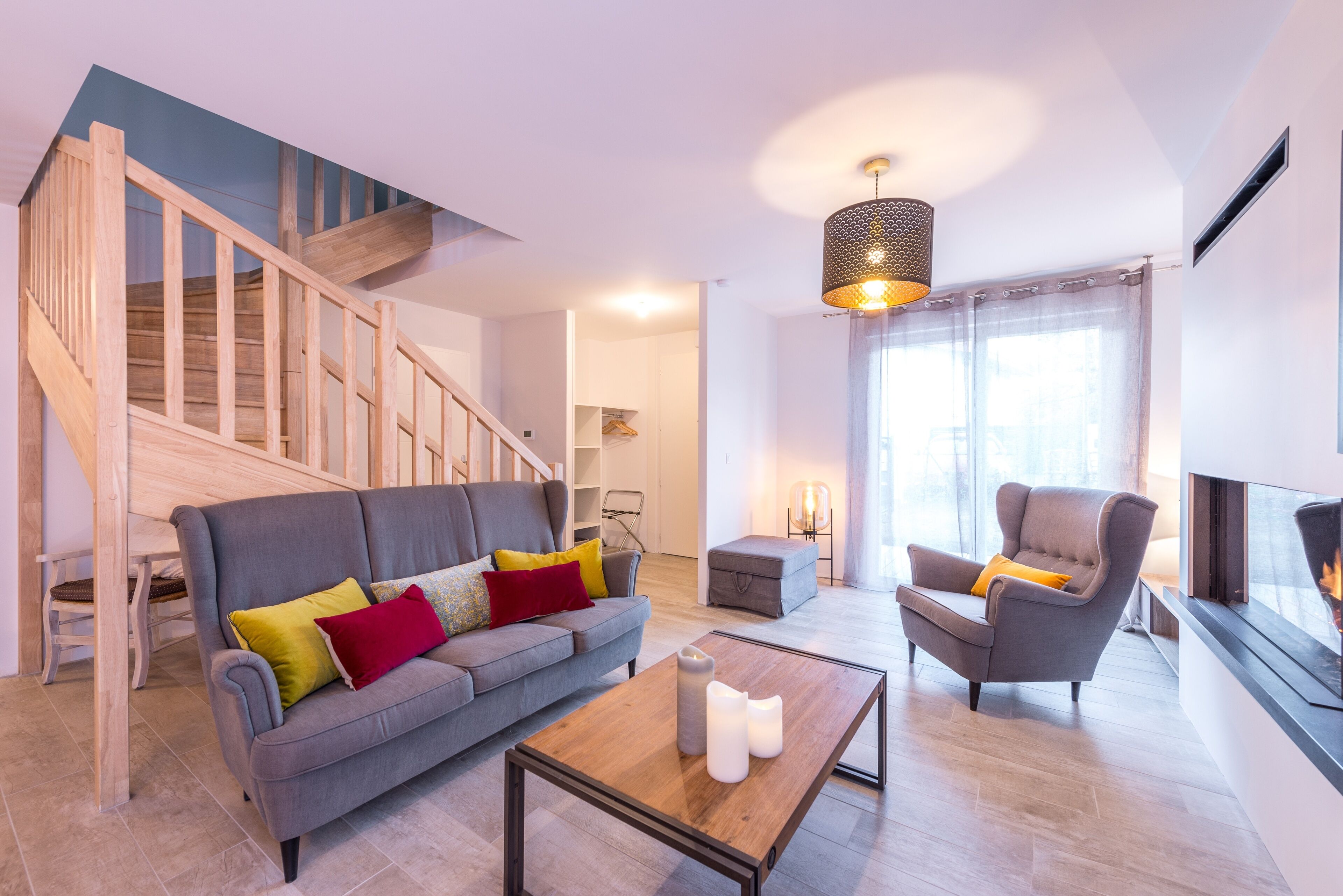 Televisión y chimenea 