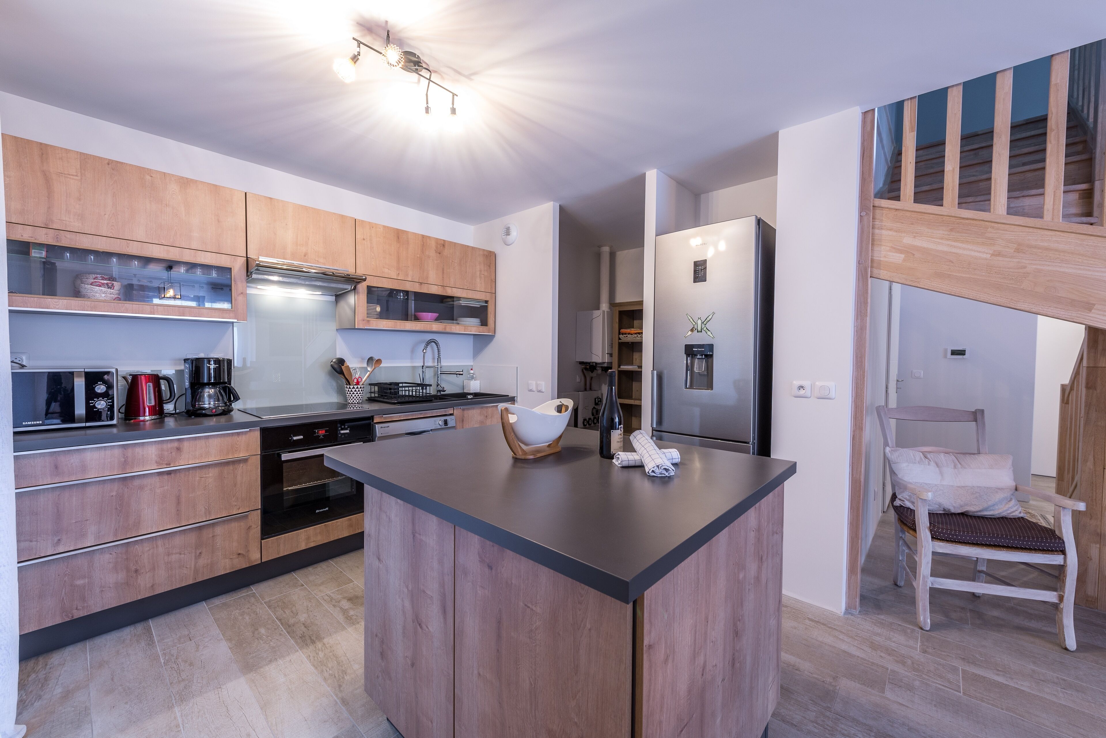 Een koelkast, een microgolfoven, een oven, een vaatwasser