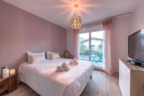 4 bedrooms, iron/ironing board, free WiFi, bed sheets