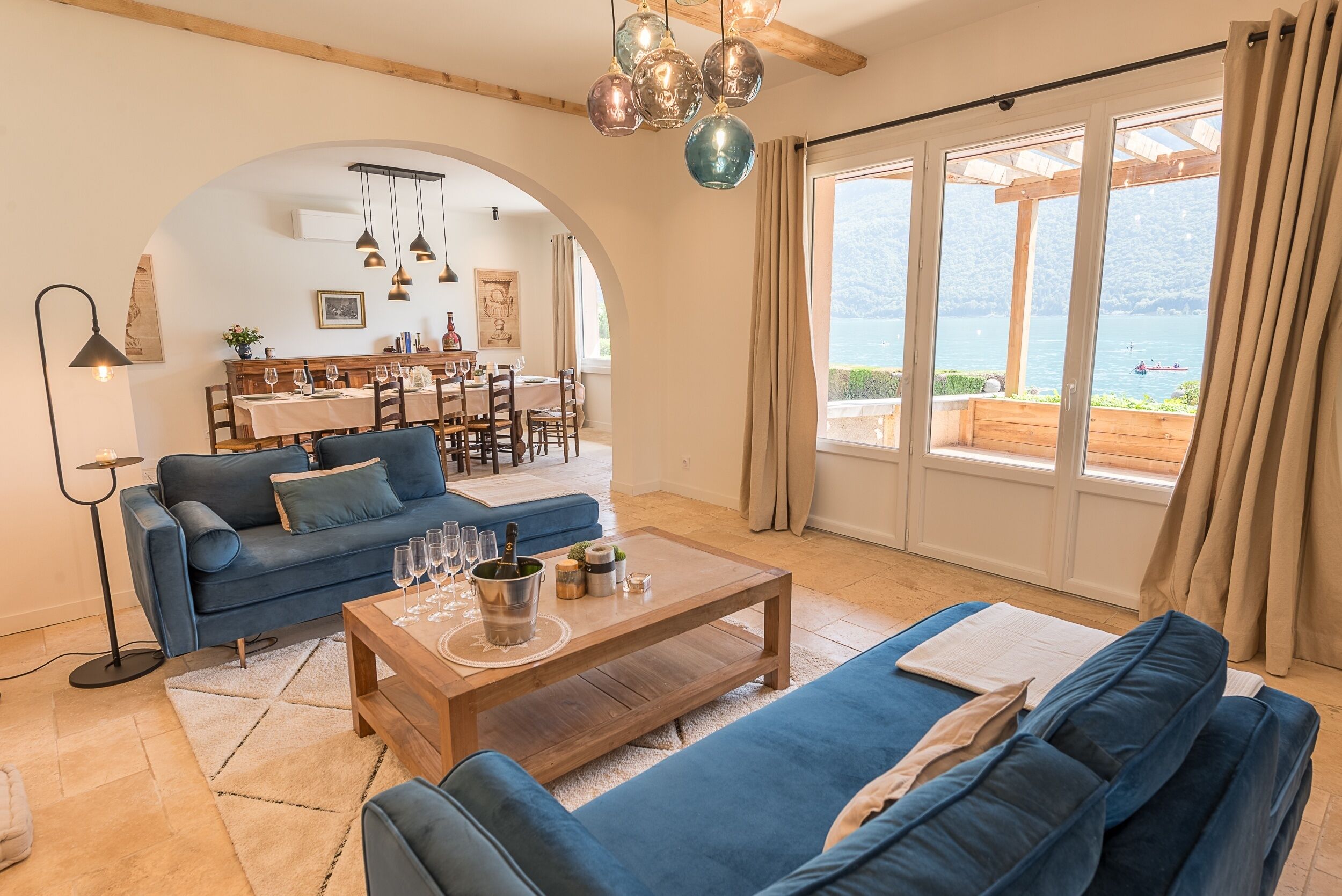 Televisie, een dvd-speler en een stereo