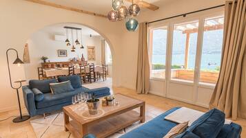 Televisie, een dvd-speler en een stereo