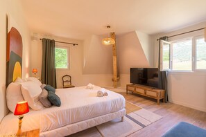 4 bedrooms, iron/ironing board, free WiFi, bed sheets