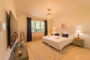 4 bedrooms, iron/ironing board, free WiFi, bed sheets