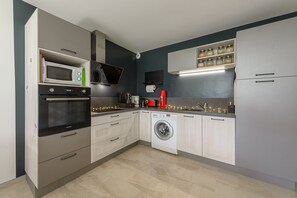 Kühlschrank, Mikrowelle, Ofen, Geschirrspüler