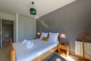 3 bedrooms, iron/ironing board, free WiFi, bed sheets