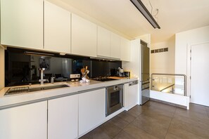 Kühlschrank, Mikrowelle, Ofen, Geschirrspüler