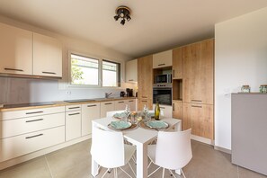 ثلاجة، ميكروويف، فرن، غسالة أطباق