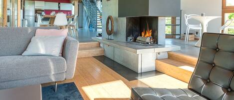 Televisor, llar de foc i estèreo