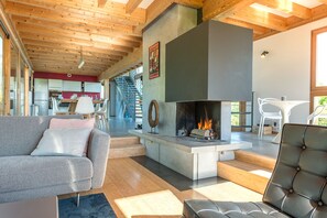 TV, fireplace, stereo - Villa Artwood - Superbe maison contemporaine avec vue panoramique sur le lac d’Annecy (Saint-Jorioz)