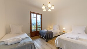 A bedroom with two beds, a wooden floor, a window with a view, and a chandelier. - La Grande Mélodie - Maison familiale avec jardin (Saint-Jorioz)
