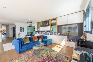 TV, fireplace, stereo