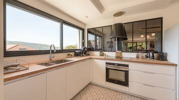 Frigorifero, microonde, forno, lavastoviglie