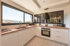 Frigorifero, microonde, forno, lavastoviglie