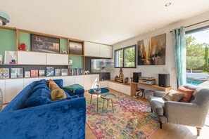 TV, fireplace, stereo