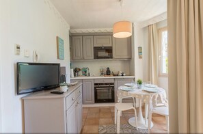 Fridge, microwave, oven, coffee/tea maker