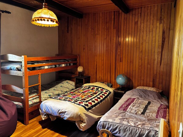 Iron/ironing board, bed sheets
