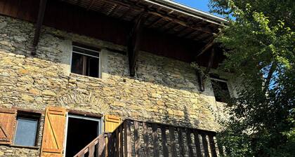Ancienne maison dans petit village savoyard