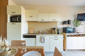 Fridge, microwave, oven, dishwasher - Le Cosy Vignes - Piscine partagée (Azille)