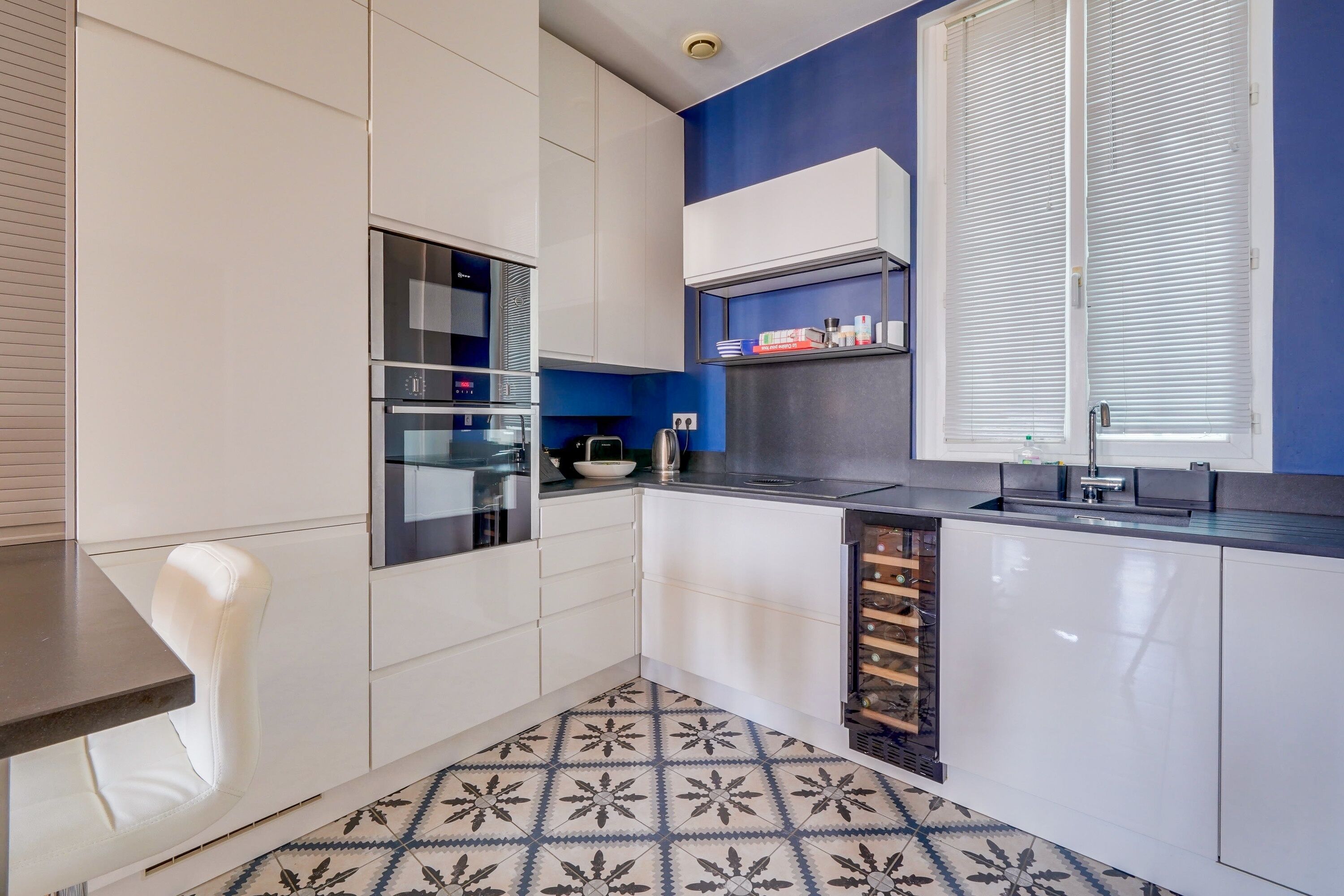 Een koelkast, een microgolfoven, een oven, een vaatwasser