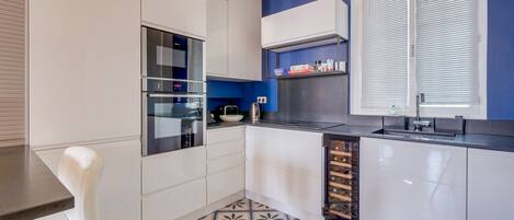 Een koelkast, een microgolfoven, een oven, een vaatwasser