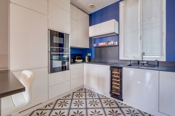 Réfrigérateur, four à micro-ondes, un four, lave-vaisselle