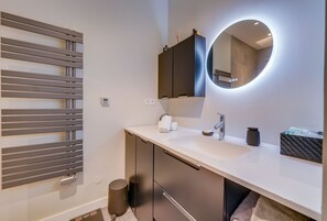 Séchoir à cheveux, serviettes fournies