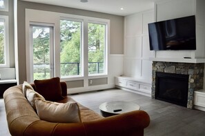 Smart TV y chimenea 