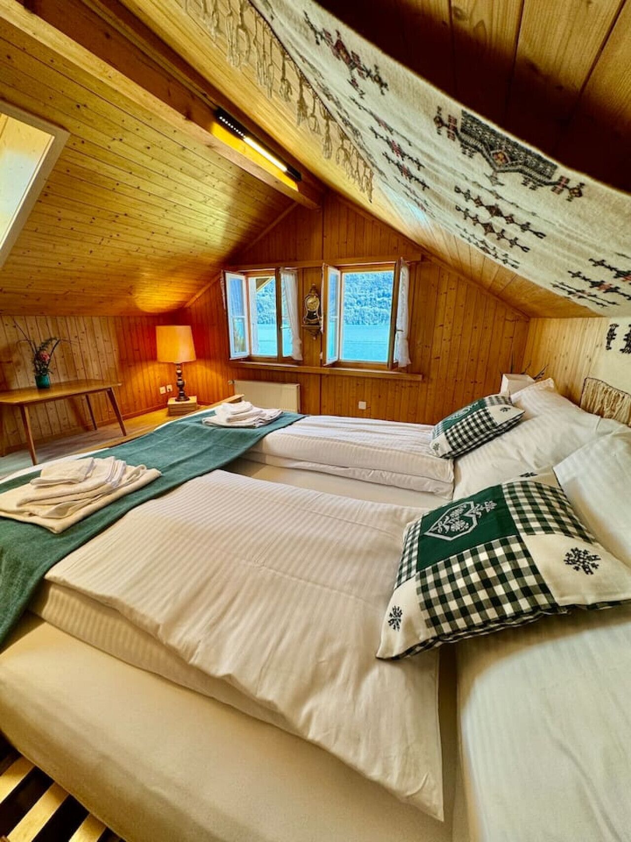 3 camere, una scrivania, ferro/asse da stiro, culla da viaggio