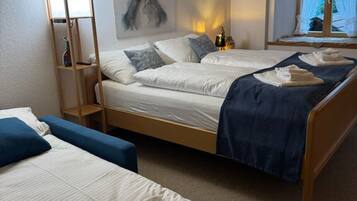 3 makuuhuonetta, tallelokero huoneessa, työpöytä, silitysrauta/-lauta