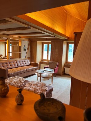 Una Smart TV, una chimenea, libros