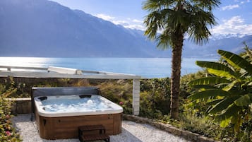 Bañera de hidromasaje al aire libre