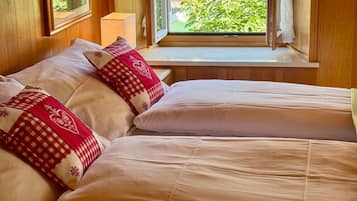 3 bedrooms, desk, iron/ironing board, travel crib