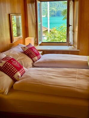 3 Schlafzimmer, Schreibtisch, Bügeleisen/Bügelbrett, Reisekinderbett