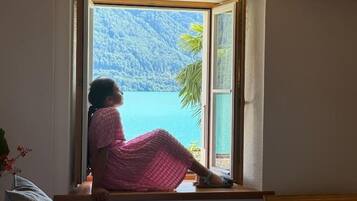 3 dormitorios, caja fuerte, escritorio y tabla de planchar con plancha