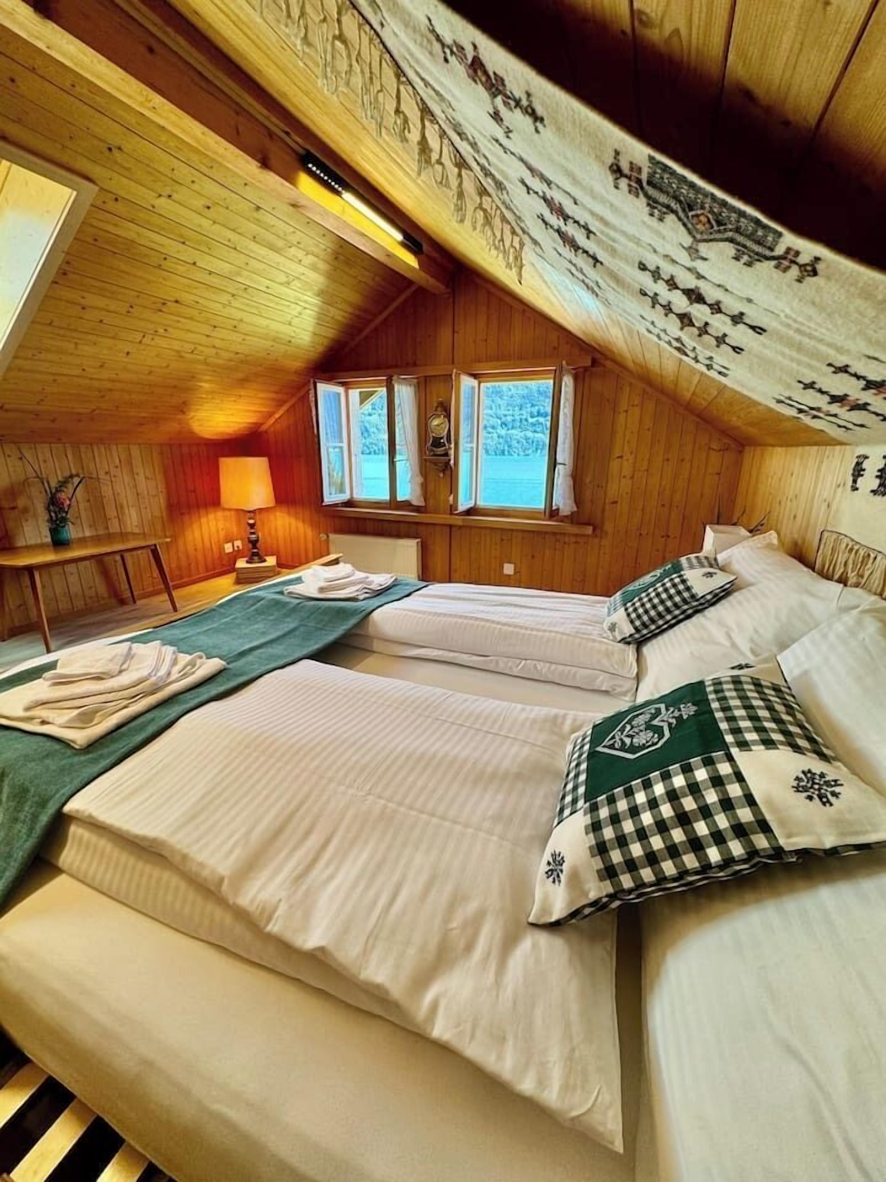 3 slaapkamers, een kluis op de kamer, een bureau