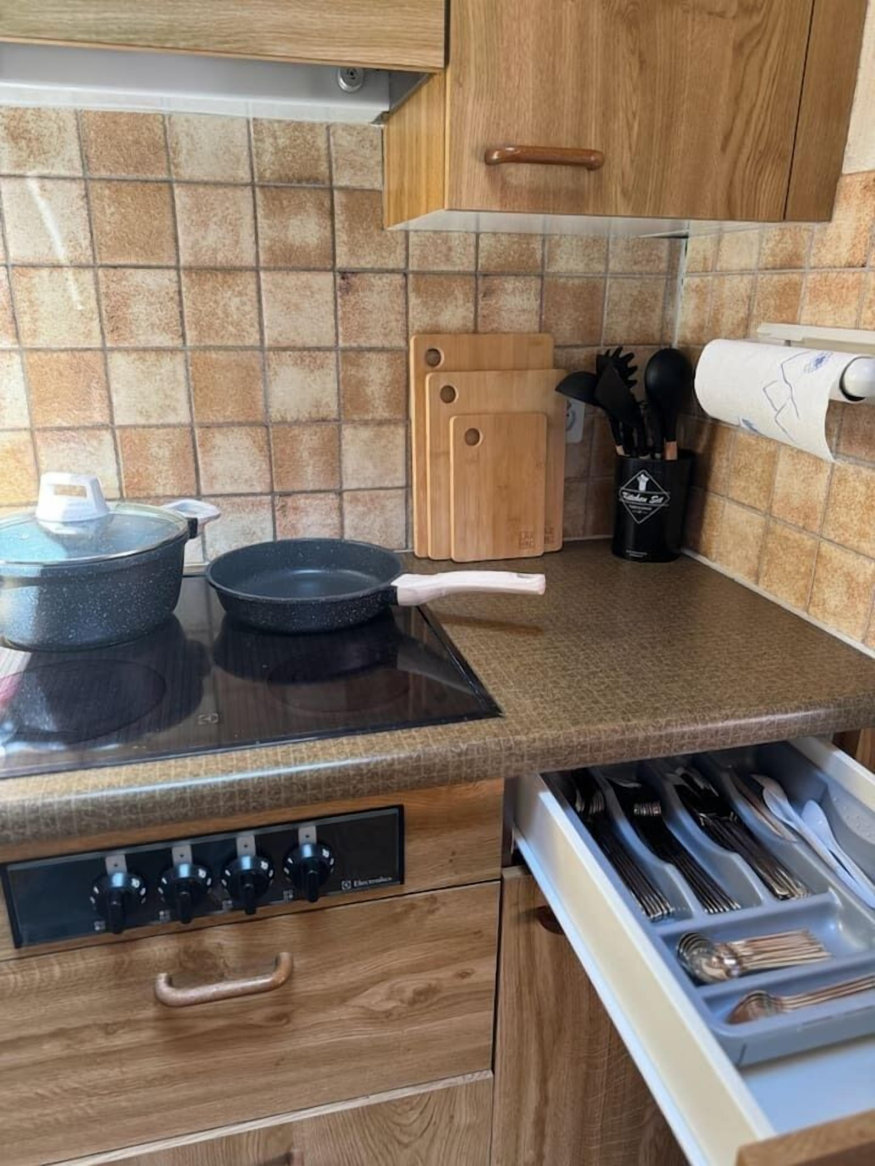 Kaffetrakter/tekoker, kjøleskap, mikrobølgeovn og ovn