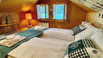 3 bedrooms, desk, iron/ironing board, travel crib
